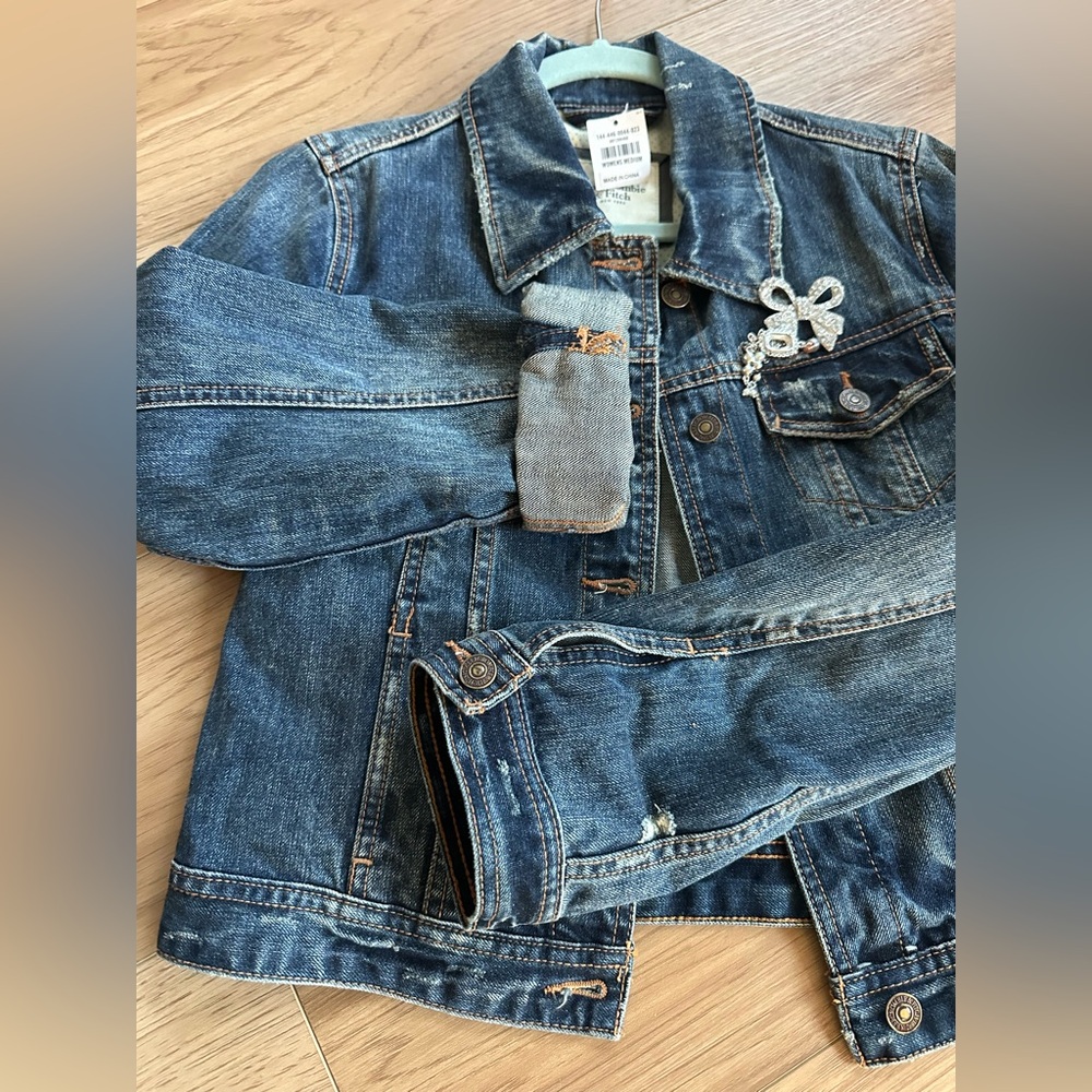 Abercrombie & Fitch Jean Jacket, Medium with Rhinestone bow pin, NWT - Picture 5 of 10